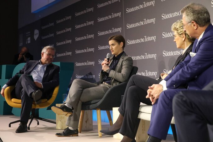 Brnabić felszólalását olvassa a berlini gazdasági fórumon (Fotó: Beta) Brnabić felszólalását olvassa a berlini gazdasági fórumon (Fotó: Beta)