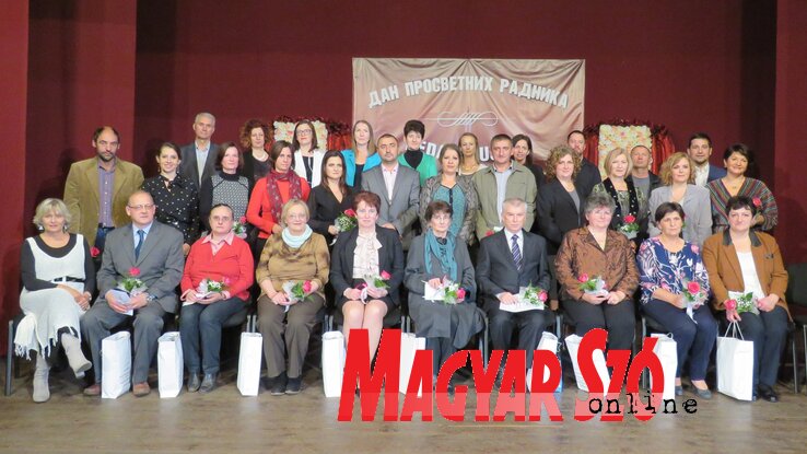 A jubileumi elismerésben részesülő dolgozók a polgármesterrel és az intézményvezetőkkel (Csincsik Zsolt felvétele) A jubileumi elismerésben részesülő dolgozók a polgármesterrel és az intézményvezetőkkel (Csincsik Zsolt felvétele)