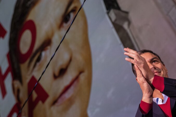 Pedro Sánchez tapssal nyugtázta a PSOE szereplését a párt madridi székhelye előtt tartott alkalmi ünnepségen, de őszintén örülni nem sok oka van (Fotó: AP via Beta) Pedro Sánchez tapssal nyugtázta a PSOE szereplését a párt madridi székhelye előtt tartott alkalmi ünnepségen, de őszintén örülni nem sok oka van (Fotó: AP via Beta)