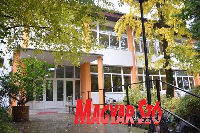A pacséri iskola épülete előtt is szép kert van (Kazinczy Paszterkó Diana felvétele)