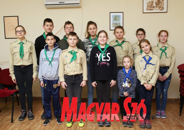Immár hivatalosan is cserkészek a gunarasi gyerekek (Lakatos János felvétele) Immár hivatalosan is cserkészek a gunarasi gyerekek (Lakatos János felvétele)