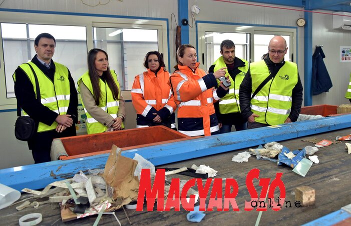 A szabadkai önkormányzat képviselői megtekintik a hulladéktárolóban folyó munkát (Fotó: Gergely Árpád)