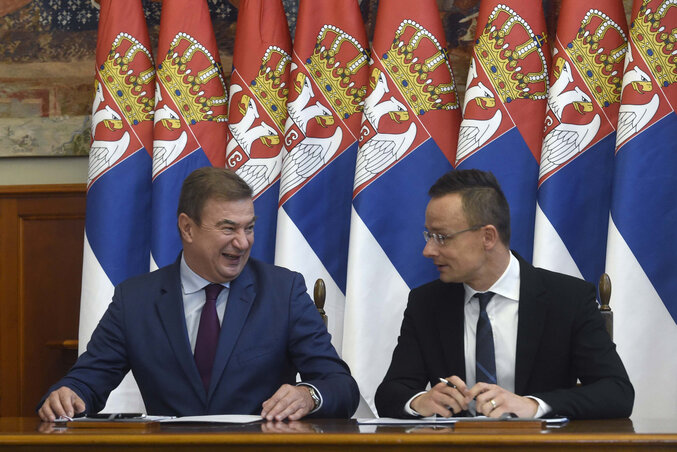 Goran Knežević és Szijjártó Péter aláírja a Szerb–Magyar Gazdasági Vegyes Bizottság tizedik ülésének jegyzőkönyvét (Fotó: MTI)
