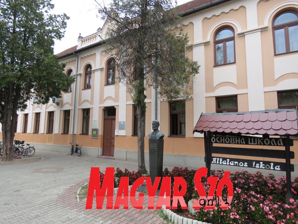 A moholi Novak Radonić Általános Iskola felújítás előtt álló épülete (Csincsik Zsolt felvétele) A moholi Novak Radonić Általános Iskola felújítás előtt álló épülete (Csincsik Zsolt felvétele)