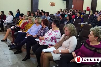 Mintegy ötven védőnő vett részt a szakmai továbbképzésen. Előtérben a magyarországi előadók (Herceg Elizabetta felvétele)