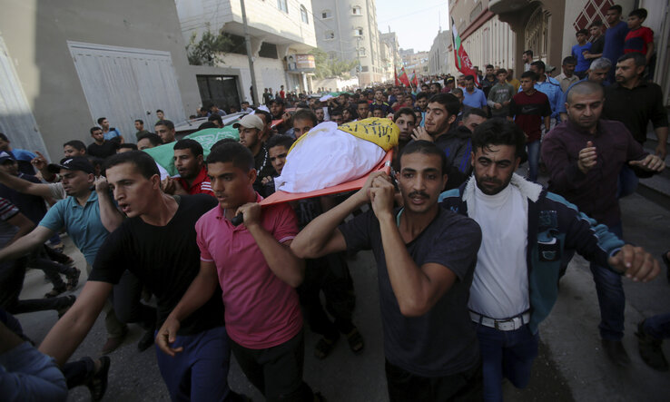 Gázavárosban tegnap az izraeli légicsapások három áldozatát, Rafat Ajadot és két fiát temették. A kisebbik 9 éves volt (Fotó: AP via Beta)
