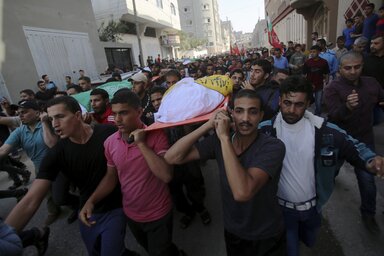 Gázavárosban tegnap az izraeli légicsapások három áldozatát, Rafat Ajadot és két fiát temették. A kisebbik 9 éves volt (Fotó: AP via Beta)