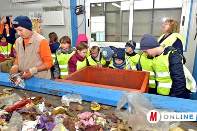 A lyukba dobják az újrahasznosítható hulladékot (Fotó: Gergely Árpád)