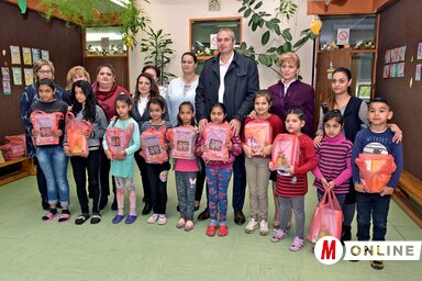 Nataša Aleksić és Ilija Đukanović az iskola diákjaival és tanítóival (Fotó: Gergely Árpád)