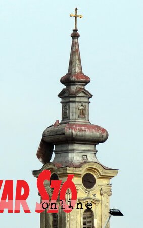 A bádogborítás veszélyezteti a járókelőket (Fotó: Kecskés István)