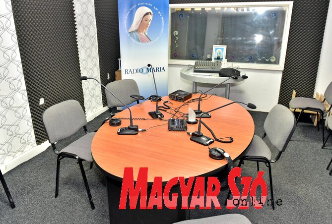 A szabadkai Mária Rádió stúdiója (Fotó: Gergely Árpád) A szabadkai Mária Rádió stúdiója (Fotó: Gergely Árpád)