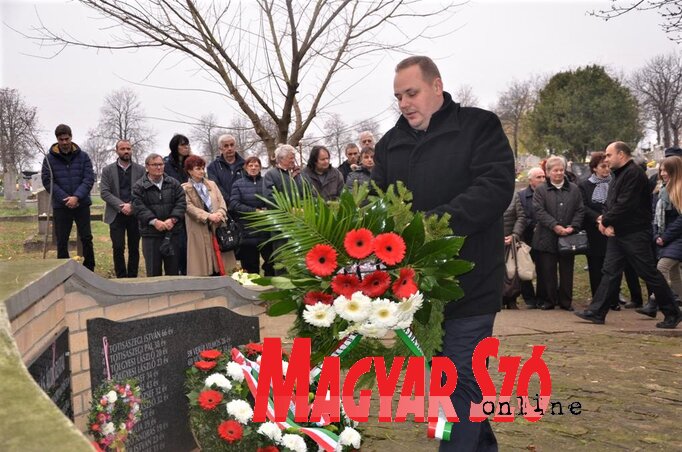 Az esemény történelmi vonatkozásait Tomik Nimród ismertette, majd elhelyezte a VMSZ koszorúját (Fotó: Kazinczy Paszterkó Diana) Az esemény történelmi vonatkozásait Tomik Nimród ismertette, majd elhelyezte a VMSZ koszorúját (Fotó: Kazinczy Paszterkó Diana)