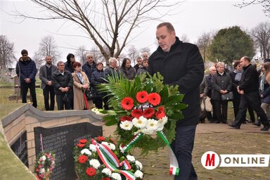 Az esemény történelmi vonatkozásait Tomik Nimród ismertette, majd elhelyezte a VMSZ koszorúját (Fotó: Kazinczy Paszterkó Diana)