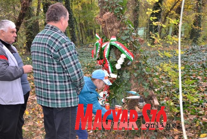 A topolyaiak mécsest gyújtanak a városi parkban, ahol jeltelen tömegsírban nyugszanak az áldozatok (Fotó: Kazinczy Paszterkó Diana) A topolyaiak mécsest gyújtanak a városi parkban, ahol jeltelen tömegsírban nyugszanak az áldozatok (Fotó: Kazinczy Paszterkó Diana)