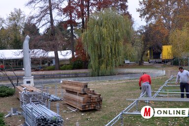 A Duna parkban legfeljebb négy hónapig tartanak majd a felújítási munkálatok, a kivitelezőt november 18-án választják ki. A munkások most a Jégerdő korcsolyapályáját szerelik össze (Fotó: Dávid Csilla)