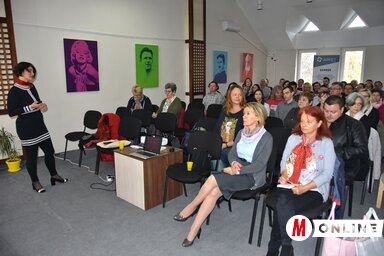 Dr. Magyari Sára nyelvész, egyetemi tanár a sajtónyelv legaktuálisabb kérdéseiről tartott előadást az egybegyűlteknek ( Gergely József felvétele)