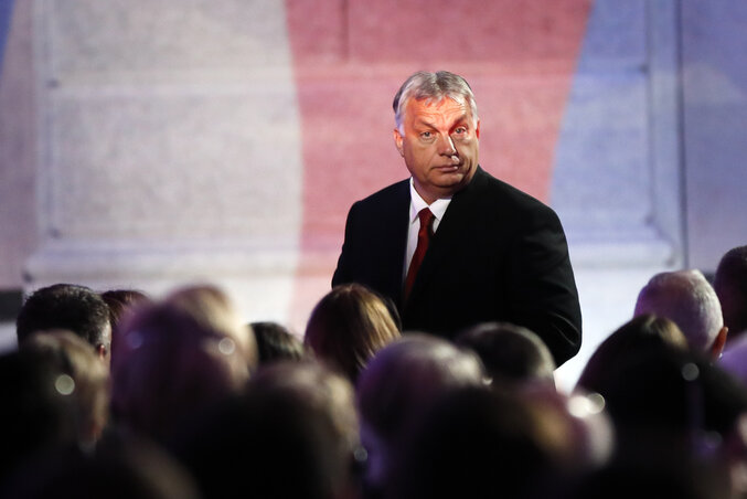 Orbán a bársonyos forradalom 30. évfordulójának alkalmából rendezett megemlékezésen, a prágai Nemzeti Múzeumban (Fotó: AP via Beta)