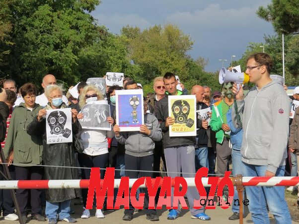 Nehezen viselték el a bűzt a zomboriak (Fekete J. József felvétele)