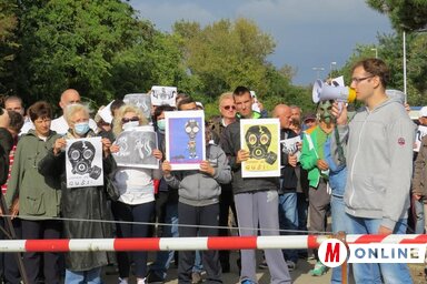 Nehezen viselték el a bűzt a zomboriak (Fekete J. József felvétele)