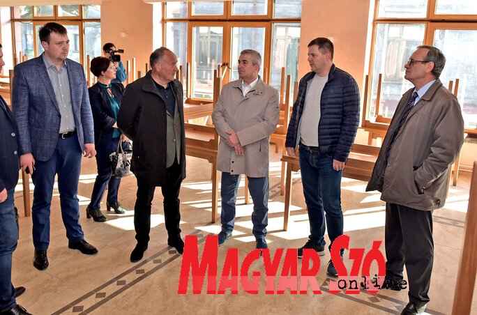 Mladen Šarčević, Bogdan Laban és Nenad Borovčanin az Egyetemista Üdülőközpont étkezőjében (Fotó: Gergely Árpád) Mladen Šarčević, Bogdan Laban és Nenad Borovčanin az Egyetemista Üdülőközpont étkezőjében (Fotó: Gergely Árpád)