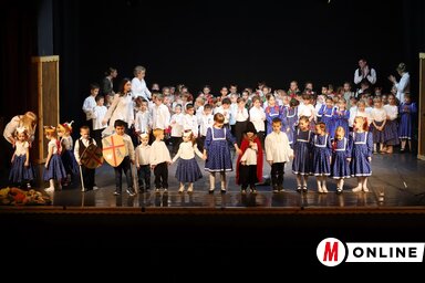 Márton-napi ünnepi műsor új fellépőruhában (Lakatos János felvétele)