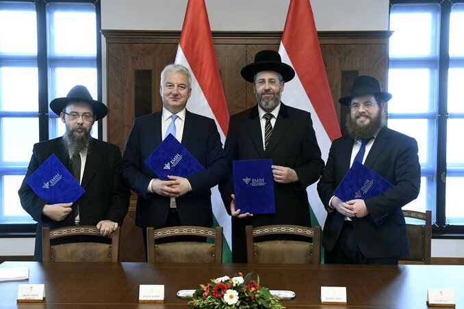 Oberlander Báruch, a Chabad-Lubavics irányzat magyarországi vezetője, Semjén Zsolt, David Lau és Köves Slomó (Fotó: MTI)