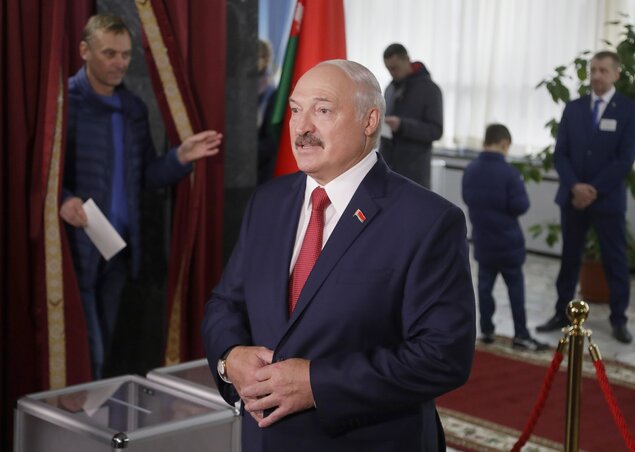 Lukasenko azt is bejelentette, hogy indul a jövő évi elnökválasztáson... és – ha rendkívüli események nem történnek – természetesen meg is nyeri (Fotó: AP via Beta)