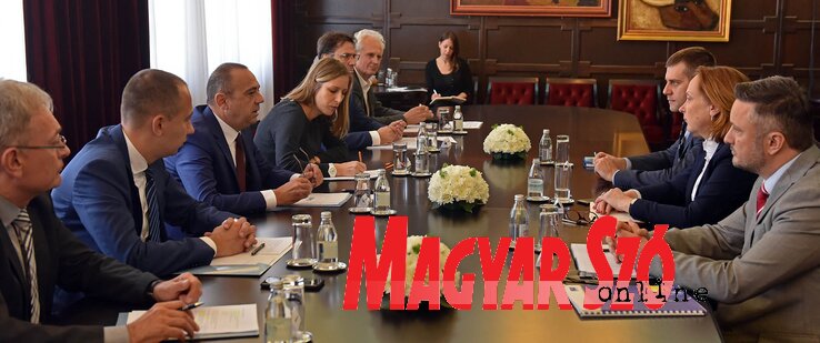 Tárgyalóasztalnál a tartományi kormány és a fejlesztési bank képviselői (Fotó: Ótos András)