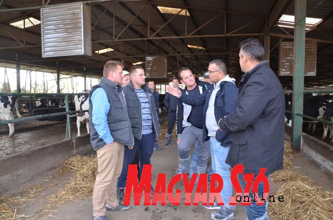 Nedimović miniszter Saša Srdić, a községi képviselő-testület elnöke és Dragan Tankosić, Topolya Község Mezőgazdasági Szakszolgálatának igazgatójának kíséretében a Vojcsena-farmon (Kazinczy Paszterkó DIana felvétele)