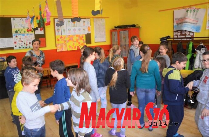 Mácsai Mónika vezetésével a pacséri alsós diákok arról tanulhattak, hogy köszönni tudni kell, és nem mindegy, hogy kihez hogyan szólunk (Kazinczy Paszterkó Diana felvétele)