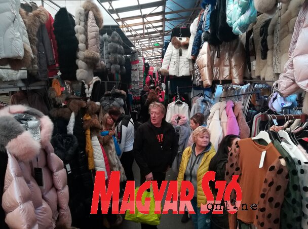 Közeledik a tél, és vele együtt a téliruha-kínálat is bővül (Fotó: Benedek Miklós) Közeledik a tél, és vele együtt a téliruha-kínálat is bővül (Fotó: Benedek Miklós)