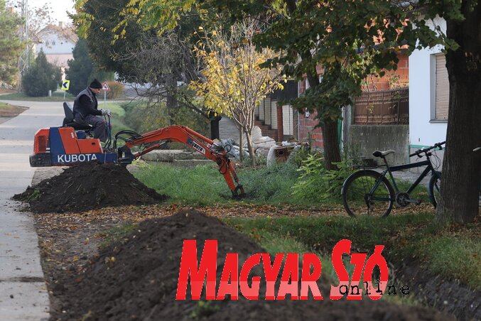 Gépi erővel viszonylag gyorsan halad a munka (Lakatos János felvétele) Gépi erővel viszonylag gyorsan halad a munka (Lakatos János felvétele)