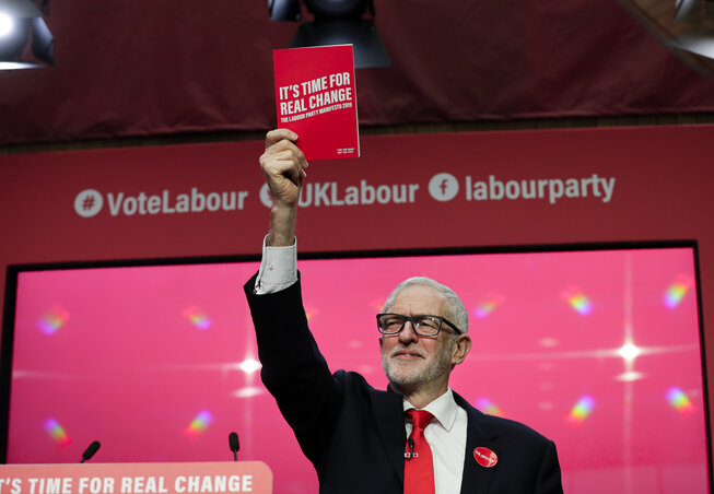 Jeremy Corbyn a 107 oldalas, Ideje az igazi változásnak című választási programot lobogtatja a Munkáspárt Birminghamben tartott nagygyűlésén (Fotó: AP via Beta)