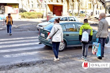 Jelzőlámpa hiányában nehéz az átkelés a zebrán (Fotó: Gergely Árpád)