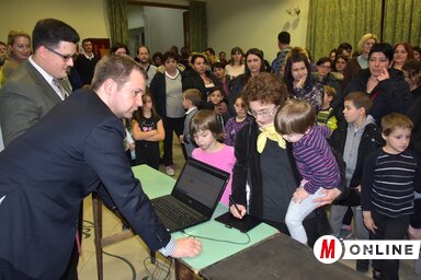 Zentán száztizennyolc kisdiák vette át az ösztöndíjat (Fotó: Gergely József)