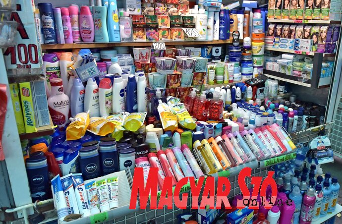 A magyarországiak is örülnek a szabadkai piacon kínált olcsó magyar árunak (Gergely Árpád felvétele)