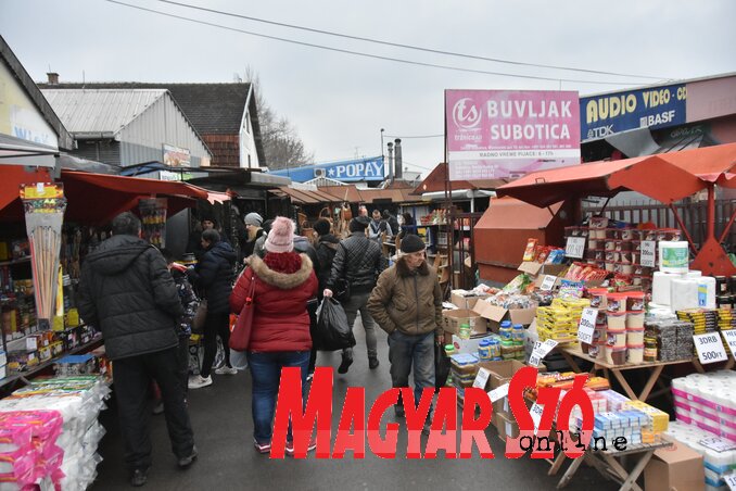 A piacokon még mindig olcsóbb vásárolni, mint a hazai üzletekben (Gergely Árpád felvétele)