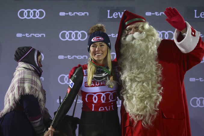Finnországban ki mással lehet pózolni?! Mikaela Shiffrin és a Télapó (Fotó: Beta/AP)