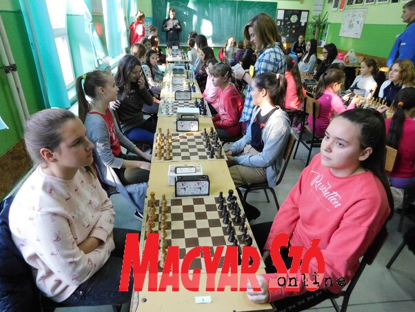 A lányok versenye, előtérben a legnagyobb rangadó résztvevői, Nagy Anita és Ana Tepić (Török Erna felvétele)