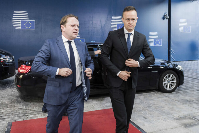 Szijjártó Péter és Várhelyi Olivér érkezik a Külügyek Tanácsa ülésére, Brüsszelben (Fotó: MTI/KKM/Borsos Mátyás) Szijjártó Péter és Várhelyi Olivér érkezik a Külügyek Tanácsa ülésére, Brüsszelben (Fotó: MTI/KKM/Borsos Mátyás)