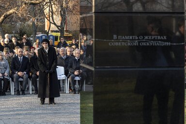 Mádl Dalma, Mádl Ferenc államfő özvegye fejet hajt a szovjet megszállás áldozatainak III. kerületi emlékművénél (Fotó: MTI)
