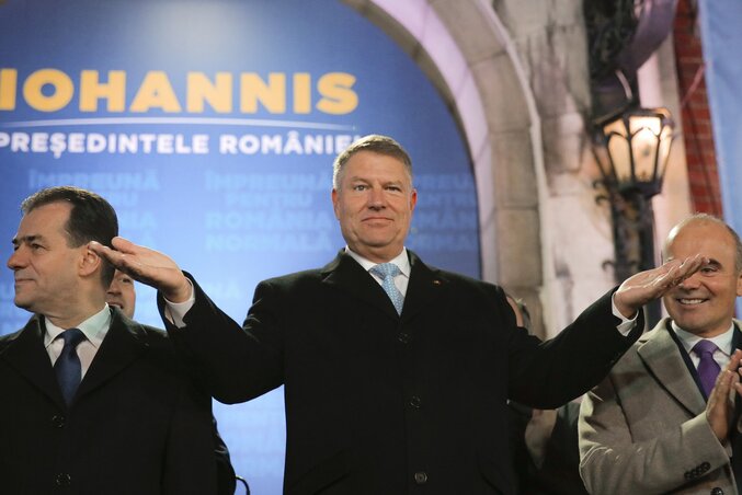 A másodszor megválasztott szász származású román kormányfő, mellette balról Ludovic Orban, nemrég beiktatott román miniszterelnök, aki apai ágon magyar származású (Fotó: Beta/AP)