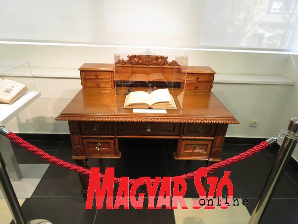 Gyógyszertári asztal (Fotó: Miklós Hajnalka) Gyógyszertári asztal (Fotó: Miklós Hajnalka)