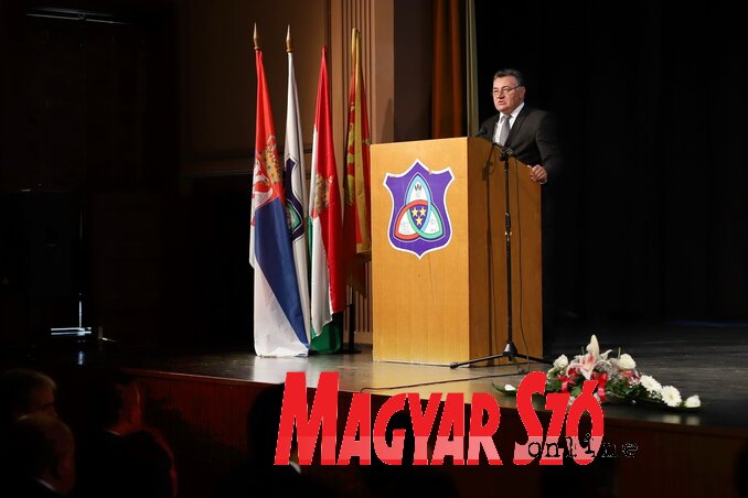 Szűgyi István megnyitja a díszülést (Lakatos János felvétele) Szűgyi István megnyitja a díszülést (Lakatos János felvétele)
