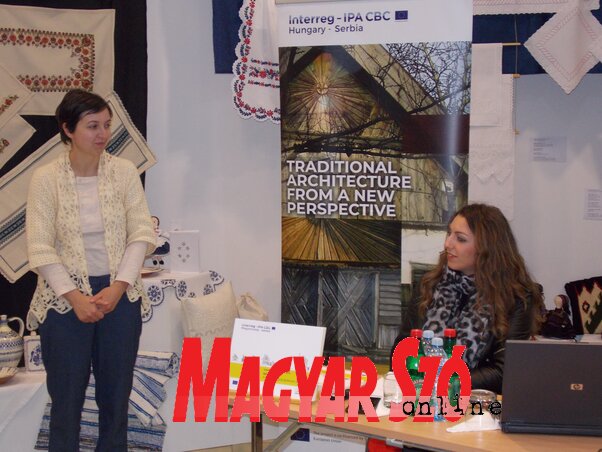Gondi Martina, a VMMI igazgatója és dr. Szilágyi Mária a zentai könyvbemutatón (Horváth Zsolt felvétele)