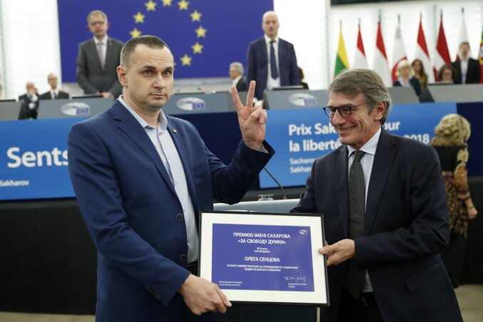 Oleh Szencov átveszi David Sassolitól a díjat (Fotó: AP via Beta)