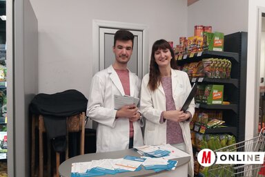 Srđan Nikolić és Mirjana Lakić tájékoztatja a vásárlókat Újvidéken (Fotó: Tóth D. Lívia)