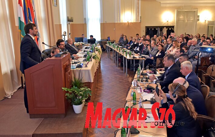 Ivan Bošnjak a közigazgatás reformjáról beszélt, mondván, ez egyike annak a három pillérnek, amelyre Szerbia az európai integrációs folyamatát alapozza (Gergely Árpád felvétele) Ivan Bošnjak a közigazgatás reformjáról beszélt, mondván, ez egyike annak a három pillérnek, amelyre Szerbia az európai integrációs folyamatát alapozza (Gergely Árpád felvétele)