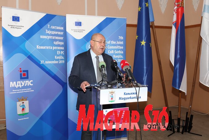 Pásztor István újfent hangsúlyozta, hogy az ország sokkal felkészültebb az uniós csatlakozásra, mint arra a megnyitott fejezetek számából következtetni lehet (Puskás Sándor felvétele) Pásztor István újfent hangsúlyozta, hogy az ország sokkal felkészültebb az uniós csatlakozásra, mint arra a megnyitott fejezetek számából következtetni lehet (Puskás Sándor felvétele)