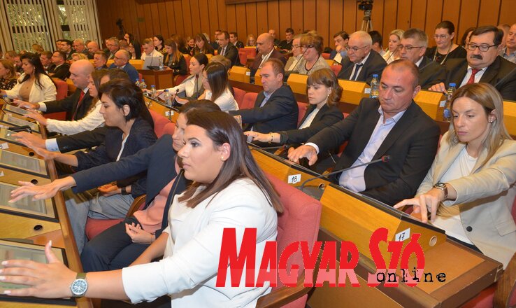 Tegnap összeült a városi parlament, a fontosabb napirendi pontok közé tartozott a kommunális rendőrség elnevezésének a megváltoztatása (ezentúl polgárőrség), hatásköreinek a bővítése, és az idei költségvetés megvalósításáról szóló beszámoló (Ótos András f